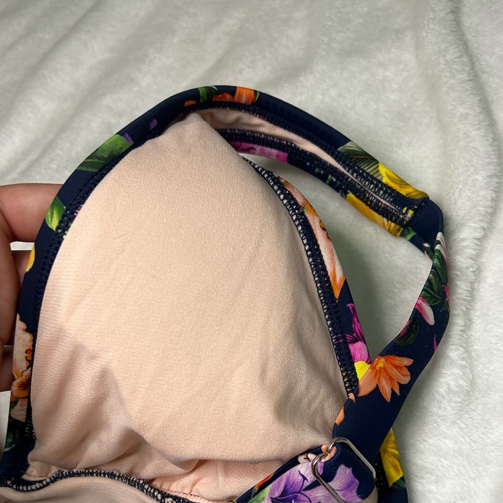 4/$10 Kona Sol blue floral bikini top - Picture 5 of 5